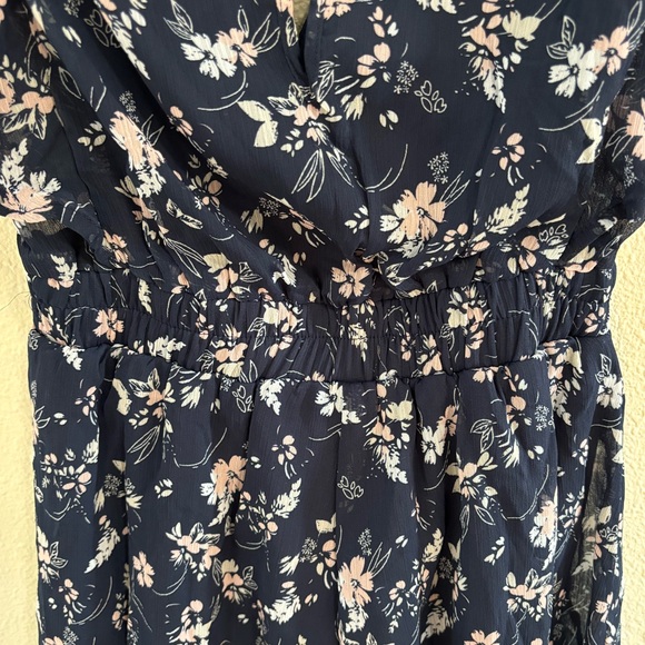 Francesca’s Tracy flutter sleeve navy floral romper - Picture 15 of 16